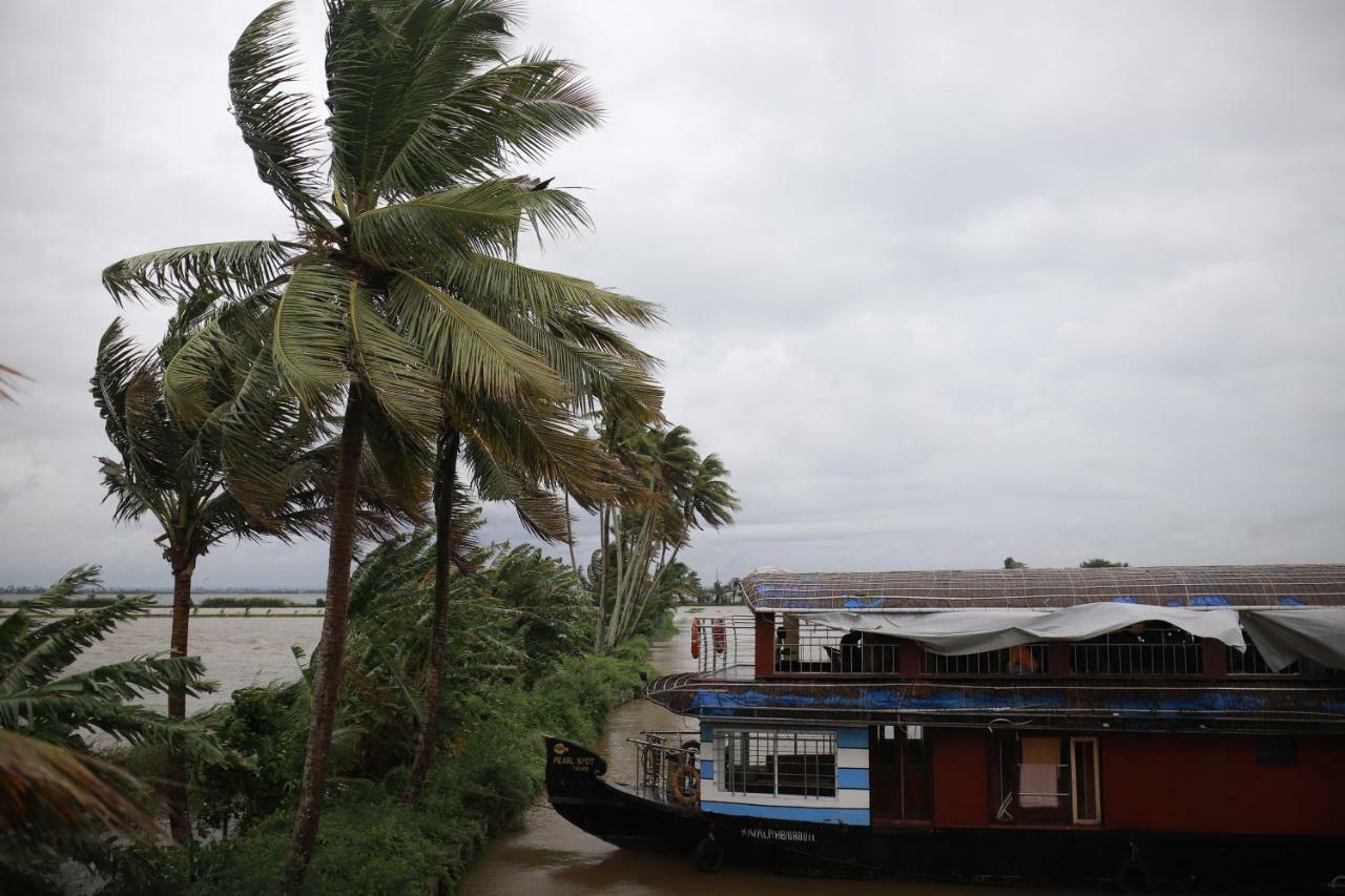 Friends Cruise, Nightstay Houseboat Alappuzha Exterior photo